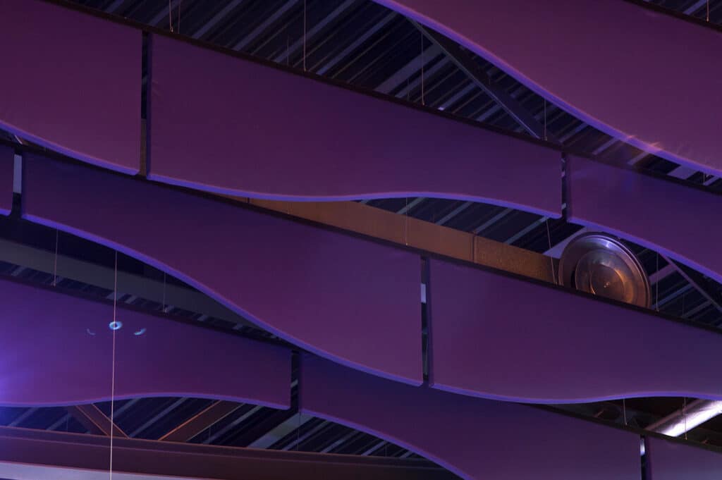 verticaal hangende plafond panelen Sprtiom Aquafun ter verbetering akoestiek - geluidsbeheersing Sportiom