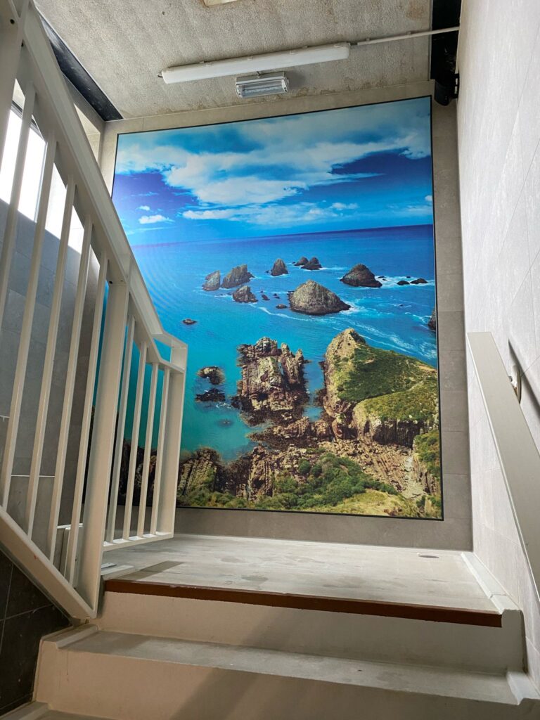 Realistische printpanelen helpen akoestiek in zwembad verbeteren bij De Watergeus