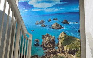 Visuele oplossing om akoestiek in zwembad te verbeteren bij glijbaantrap